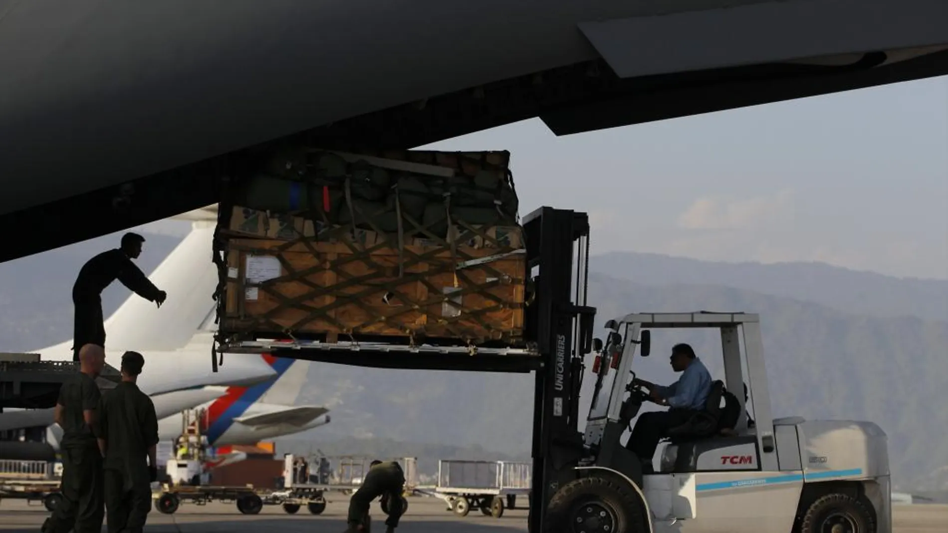 Soldados norteamericanosen el aeropuerto de Katmandú