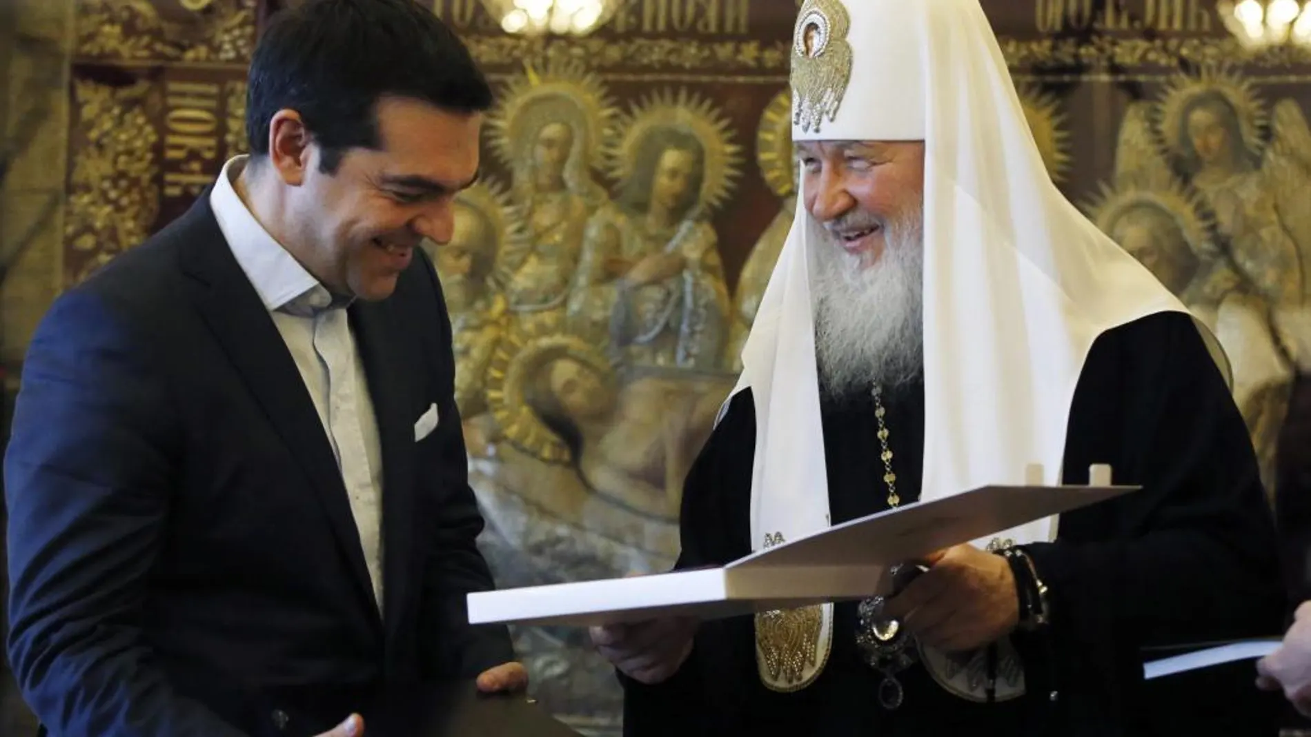 E primer ministro griego, Alexis Tsipras (d) durante su encuentro con el patriarca de la Iglesia Ortodoxa Rusa, Kirill (i). en Moscú el pasado 9 de abril.