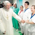 El Papa, operado de una fractura de la muñeca derecha
