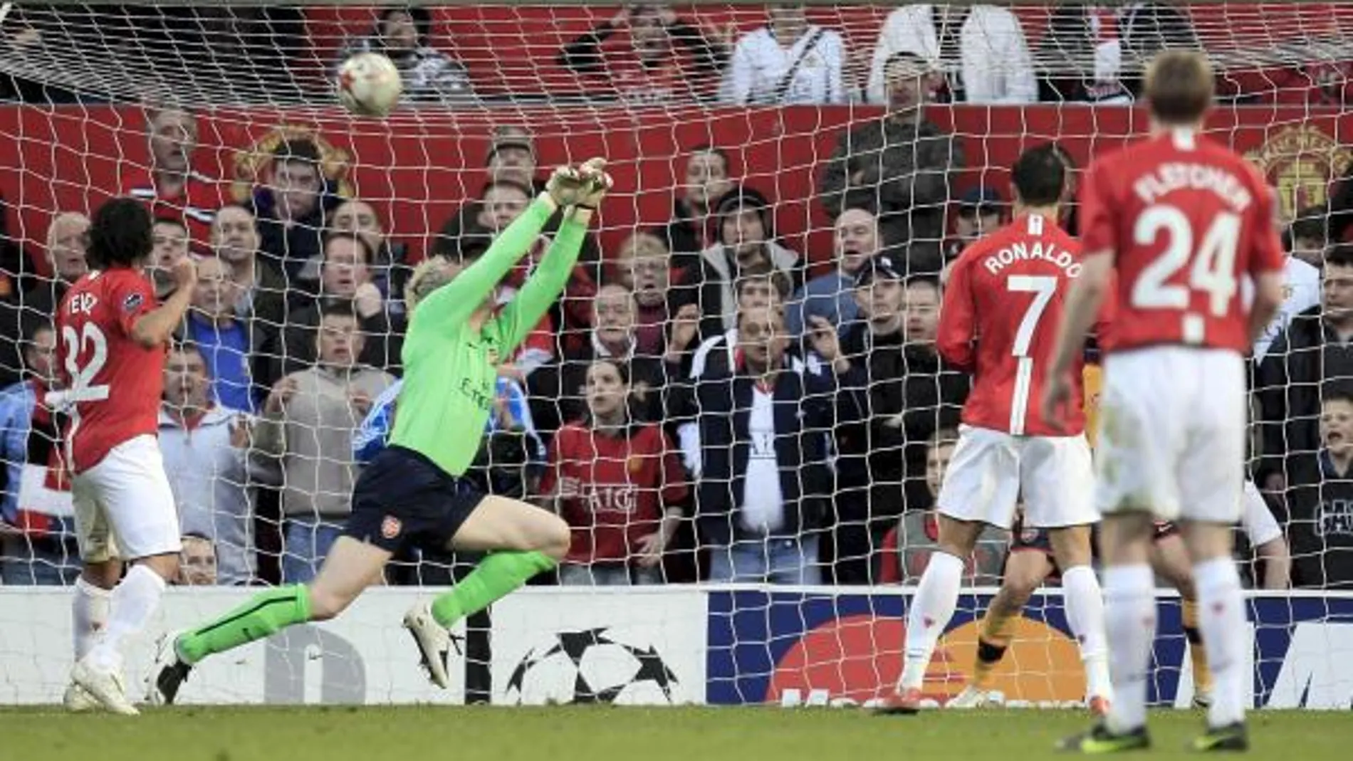 Almunia tocó la pelota, pero no pudo impedir que el disparo de O'Shea acabara en gol