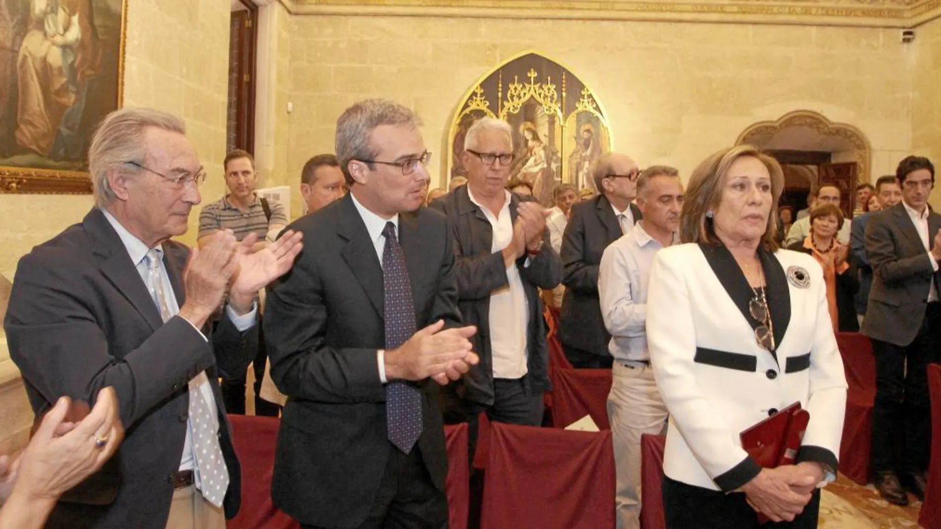 La viuda y el hijo mayor de José Manuel Lara Bosch, ayer en el homenaje que tuvo lugar en el Ayuntamiento sevillano