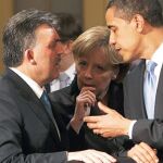 El presidente turco, Abdulá Gül, conversa con Merkel y Obama