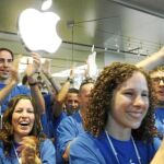 Un millar de aficionados de Apple se agolparon en la inauguración de la tienda en Barcelona