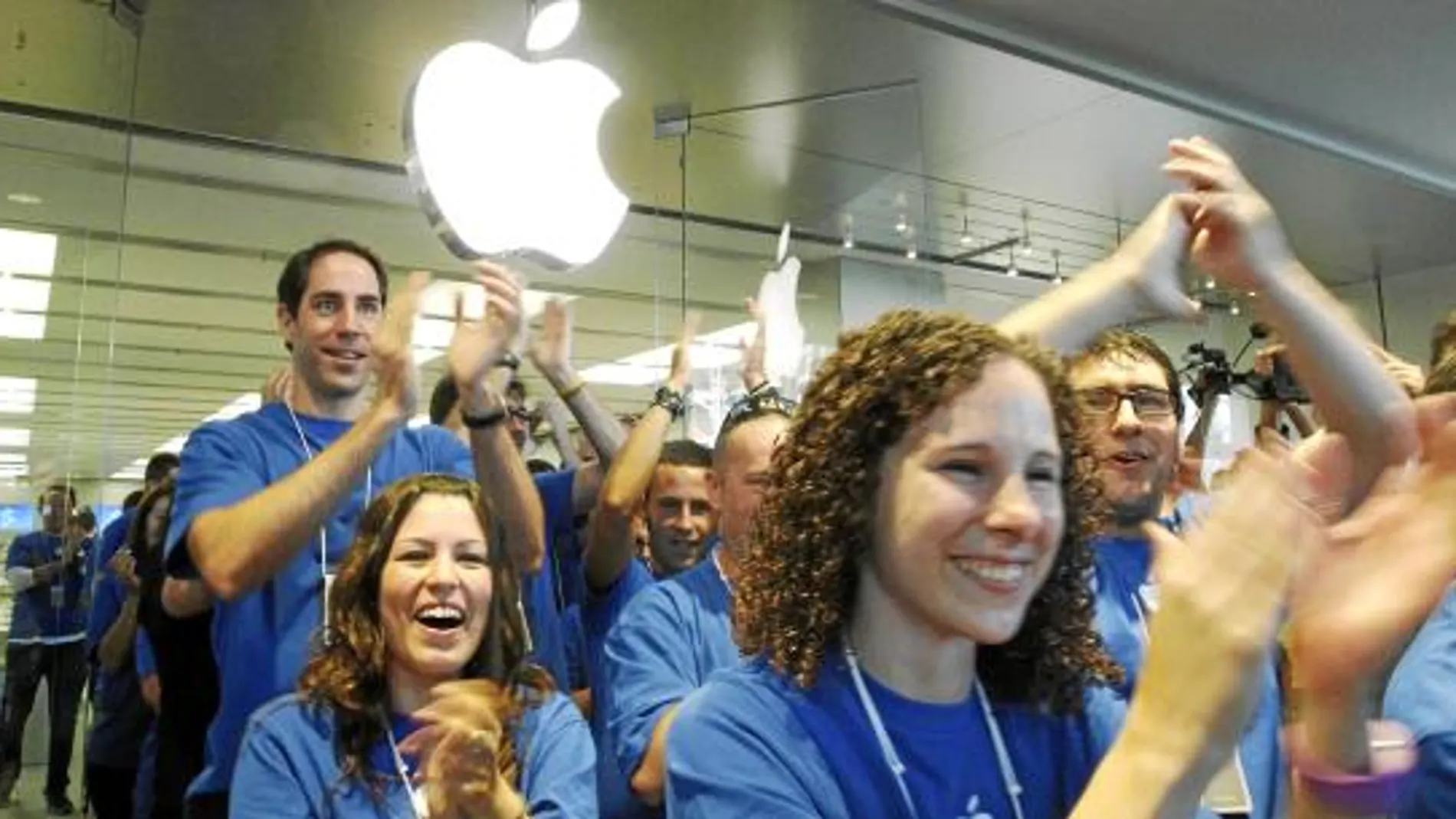 Un millar de aficionados de Apple se agolparon en la inauguración de la tienda en Barcelona