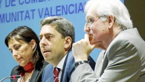 Rambla ayer durante la presentación del anteproyecto, con la directora general de Comercio y el secretario del Observatorio del sector