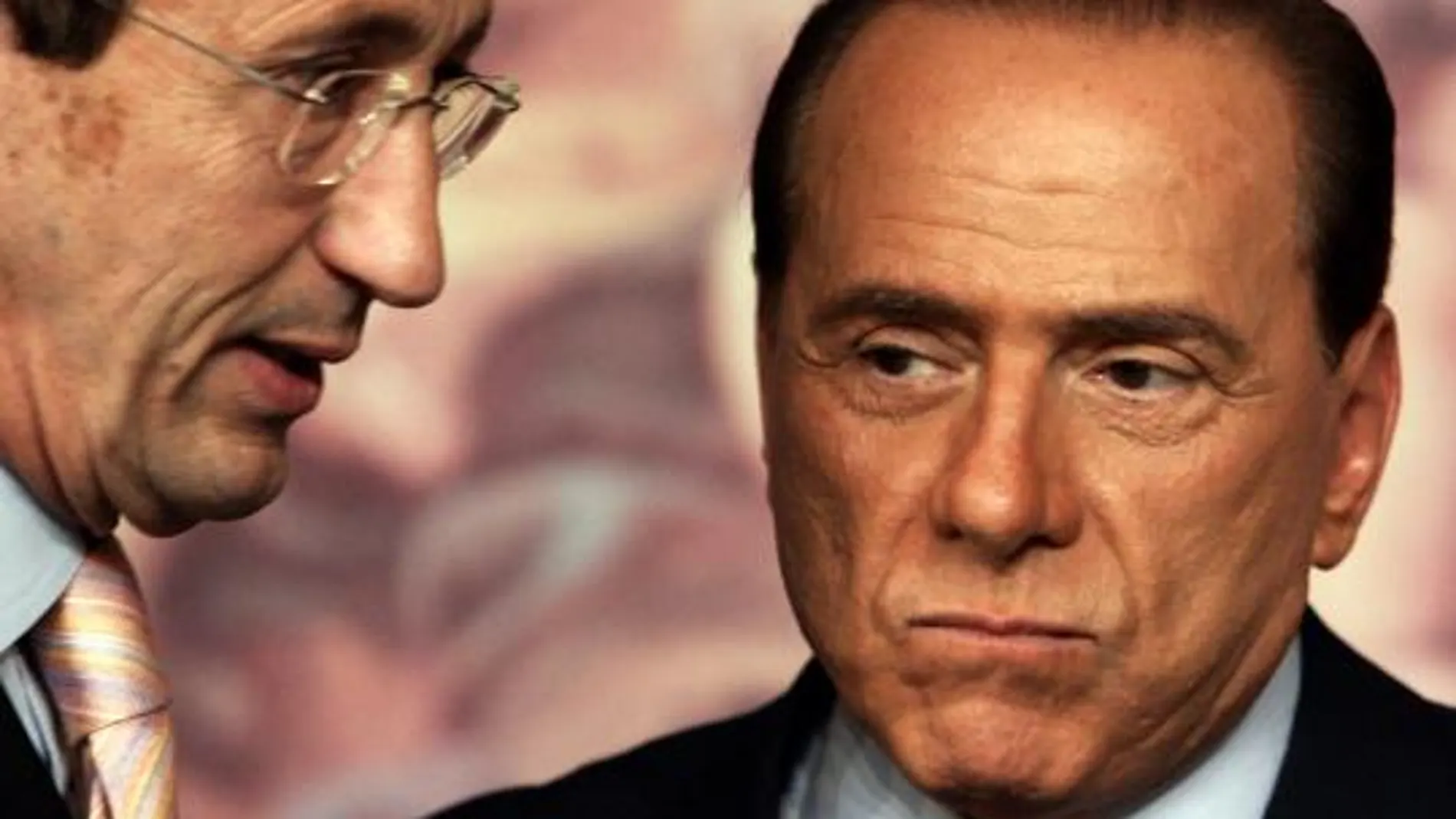 Berlusconi y Fini tras la rueda de prensa de hoy