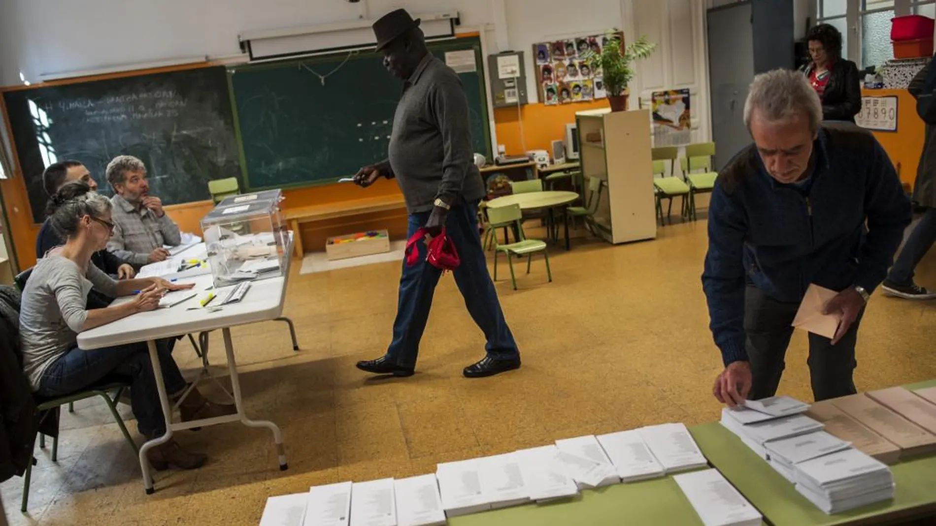 Un senegalés con nacionalidad española vota en Pamplona