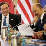 Mario Draghi (i), y el comisario europeo de Fiscalidad, Pierre Moscovici (2-i), asisten a la reunión del G7 en el Palacio Real de Dresde.