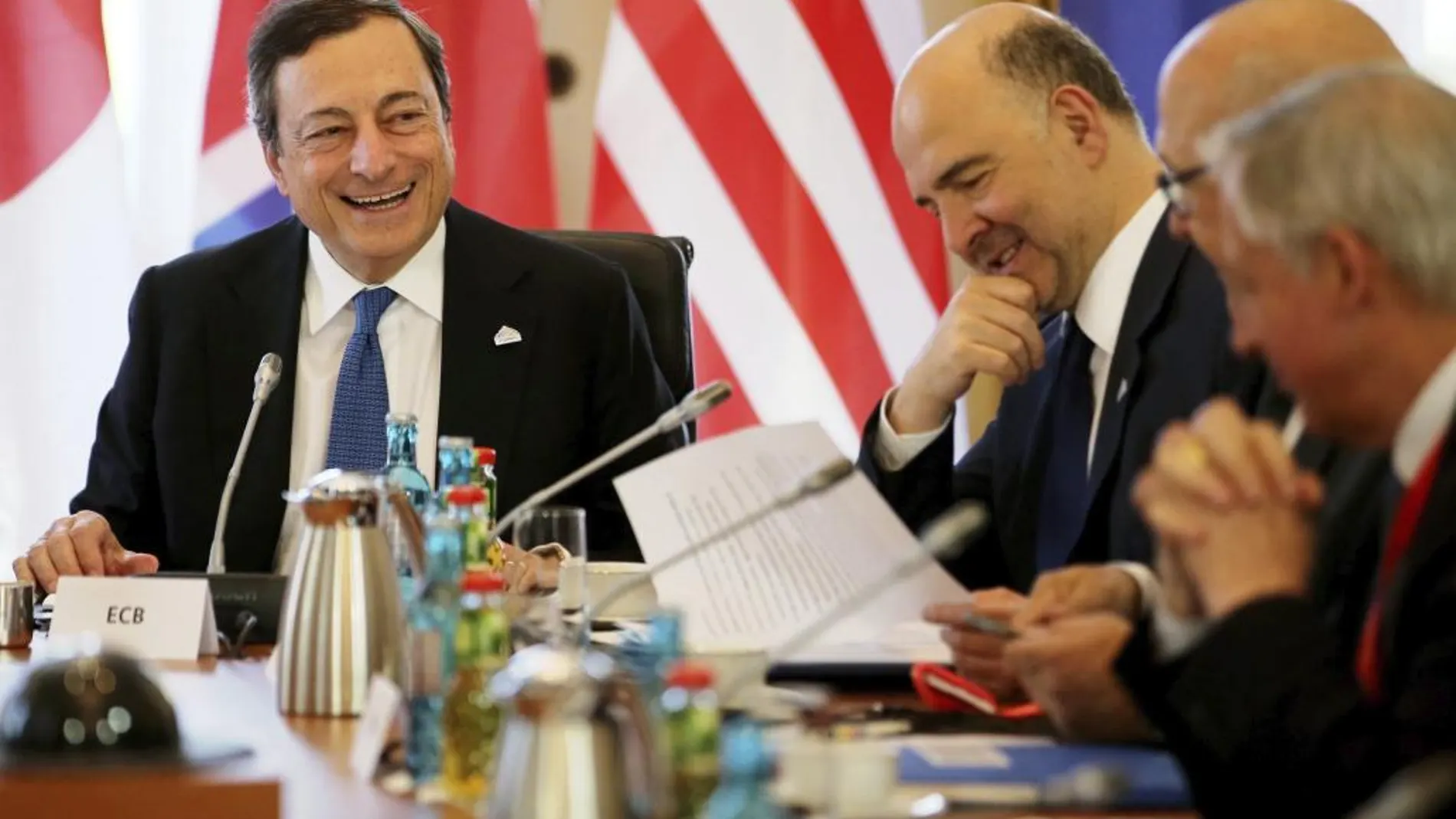 Mario Draghi (i), y el comisario europeo de Fiscalidad, Pierre Moscovici (2-i), asisten a la reunión del G7 en el Palacio Real de Dresde.