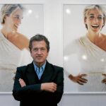 Mario Testino posa ante dos de sus fotografías de la princesa Diana durante una muestra de su trabajo en Kensington Palace en 2005