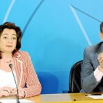 La consejera de Presidencia, Mar Moreno, y el consejero de Medio Ambiente, José Juan Díaz Trillo, ayer, en Sevilla, tras el Consejo de Gobierno
