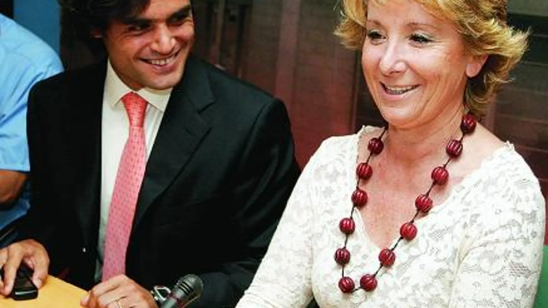 El consejero madrileño de Sanidad, Juan José Güemes, junto a Esperanza Aguirre