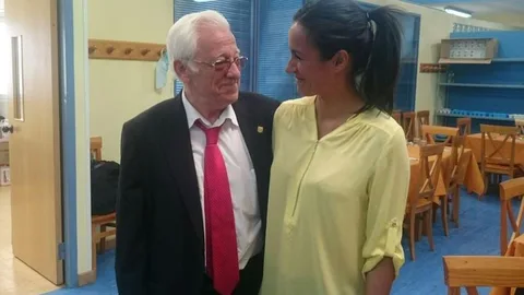 Begoña Villacís, junto al Padre Ángel.