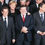 Barroso, escoltado por Sarkozy y Zapatero, en la tradicional foto de familia tras la reunión