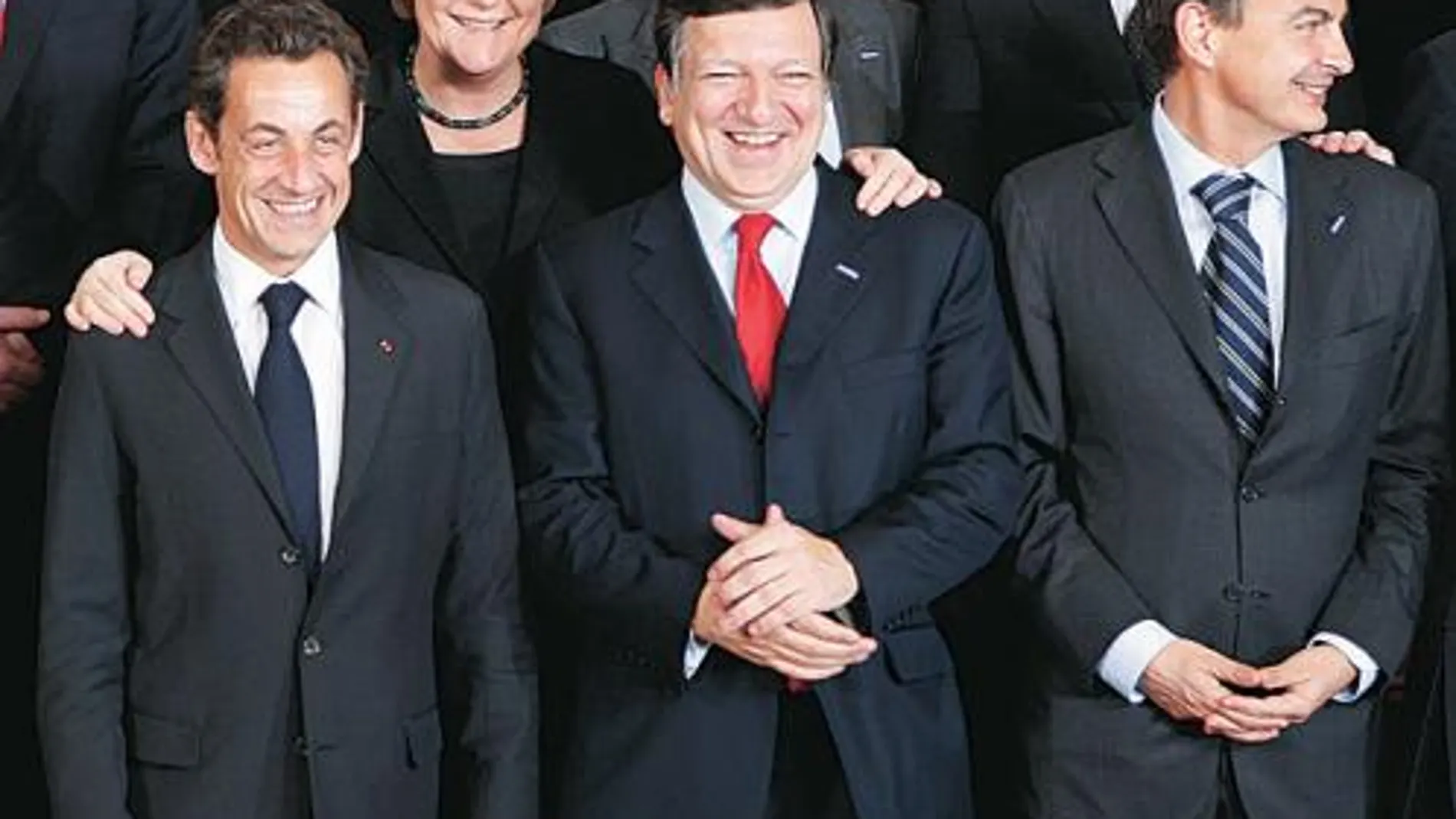 Barroso, escoltado por Sarkozy y Zapatero, en la tradicional foto de familia tras la reunión