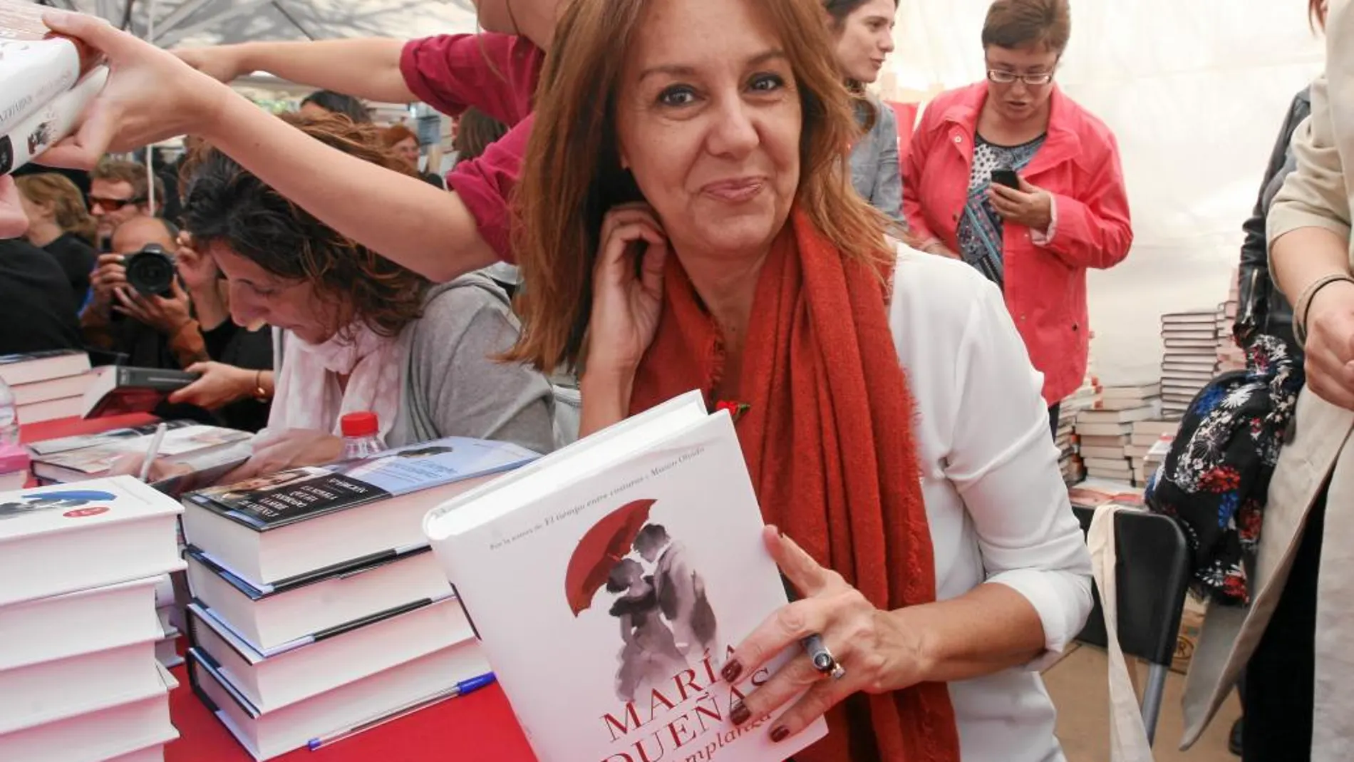 María Dueñas fue la gran protagonista de este Sant Jordi con su nueva novela, protagonizada por Mauro Larrea