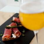 Tosta de crema de queso con jabugo y espárragos trigueros de la Tapería Hispania.