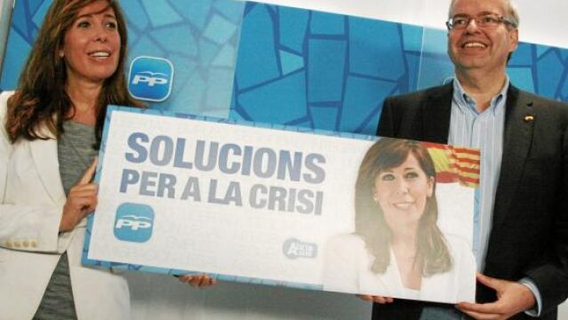 Alicia Sánchez-Camacho junto a Jordi Cornet, ayer durante la presentación del material de precampaña