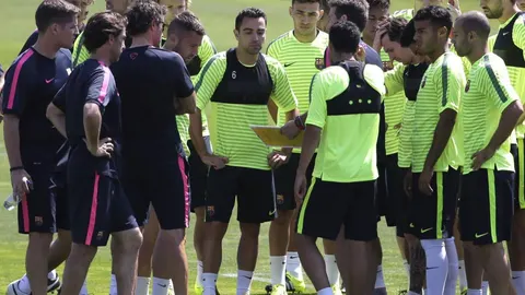 Xavi, en el centro del grupo, en este martes de puertas abiertas