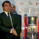 El presidente del FC Barcelona, Joan Laporta, posa junto al trofeo de la Copa del Rey