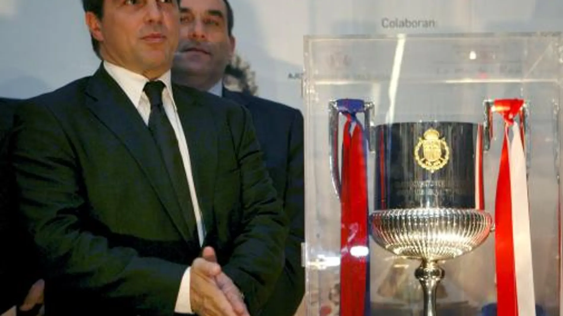 El presidente del FC Barcelona, Joan Laporta, posa junto al trofeo de la Copa del Rey
