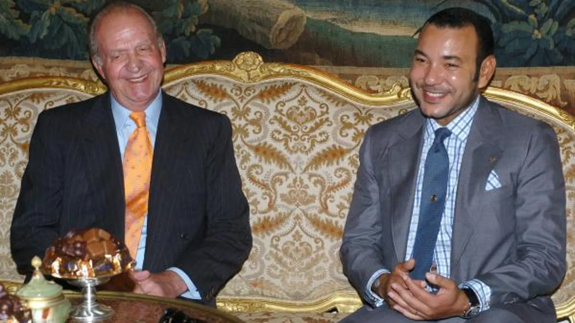 Imagen de archivo del Rey Juan Carlos y el monarca de Marruecos, Mohamed VI (24/07/06)