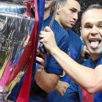 Iniesta con la Copa de la Champions
