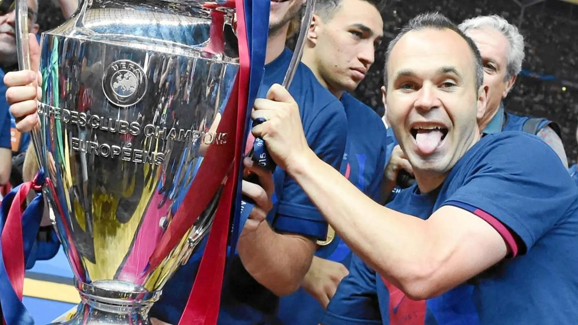 Iniesta con la Copa de la Champions