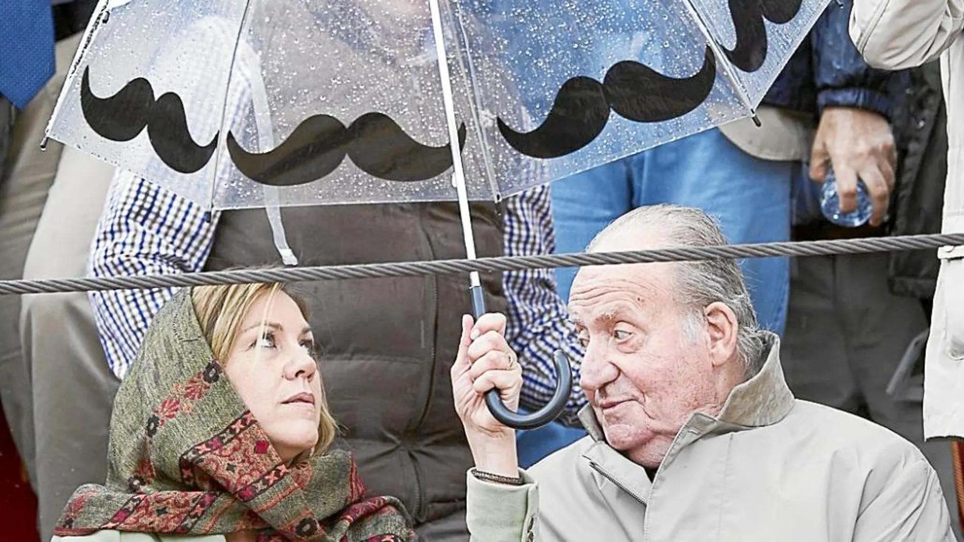 El Rey Juan Carlos no quiso perderse la tradicional Corrida de Primavera de Brihuega, donde ocupó una barrera en el tendido uno.