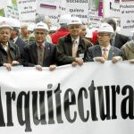 Más de 10.000 ingenieros protestan por los visados