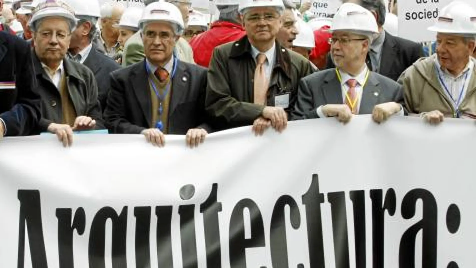 Más de 10.000 ingenieros protestan por los visados