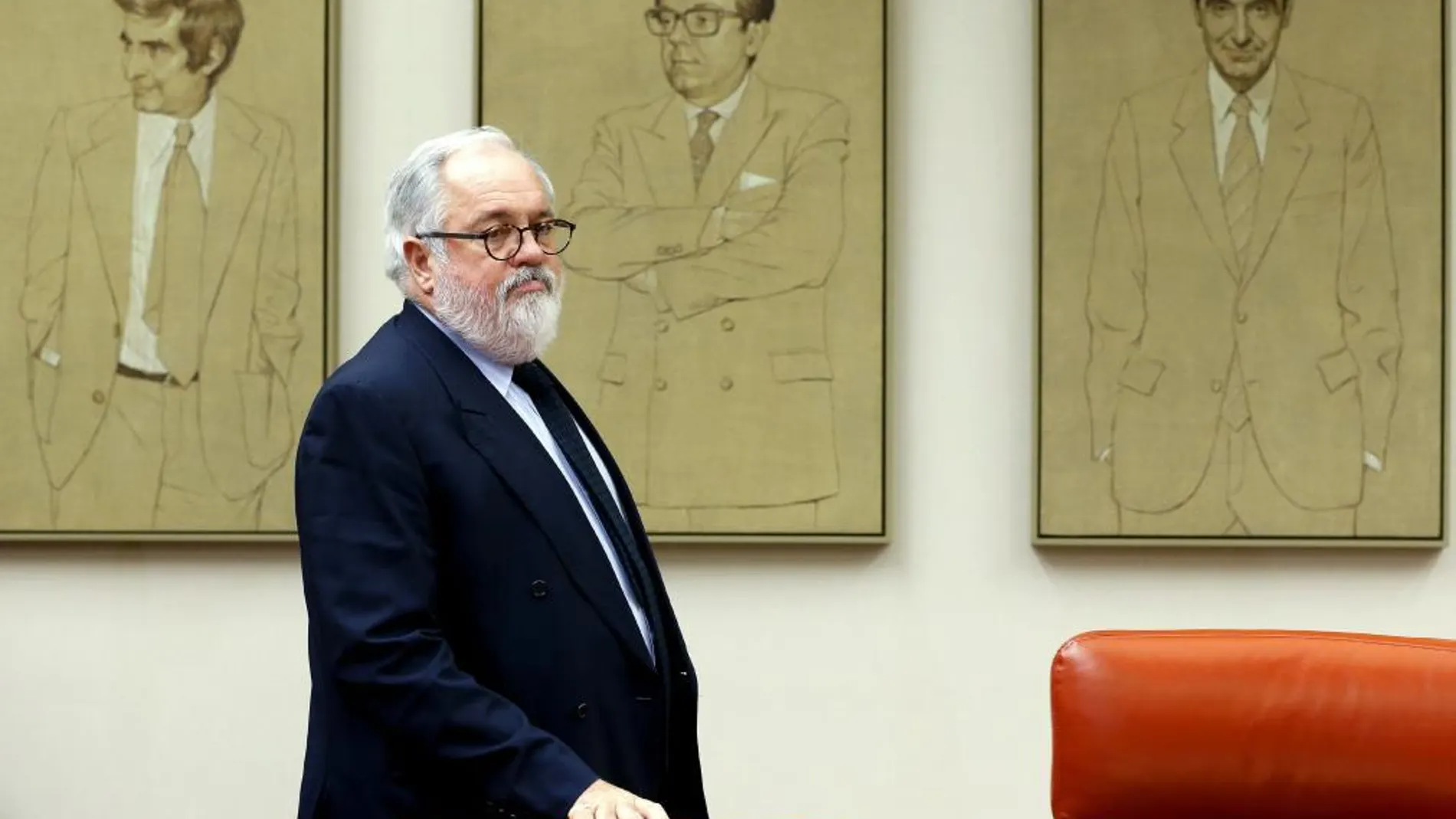 El ministro de Agricultura, Miguel Arias Cañete, momentos antes de su comparecencia esta tarde ante la Comisión de Agriculutra, Alimentación y Medio Ambiente del Congreso