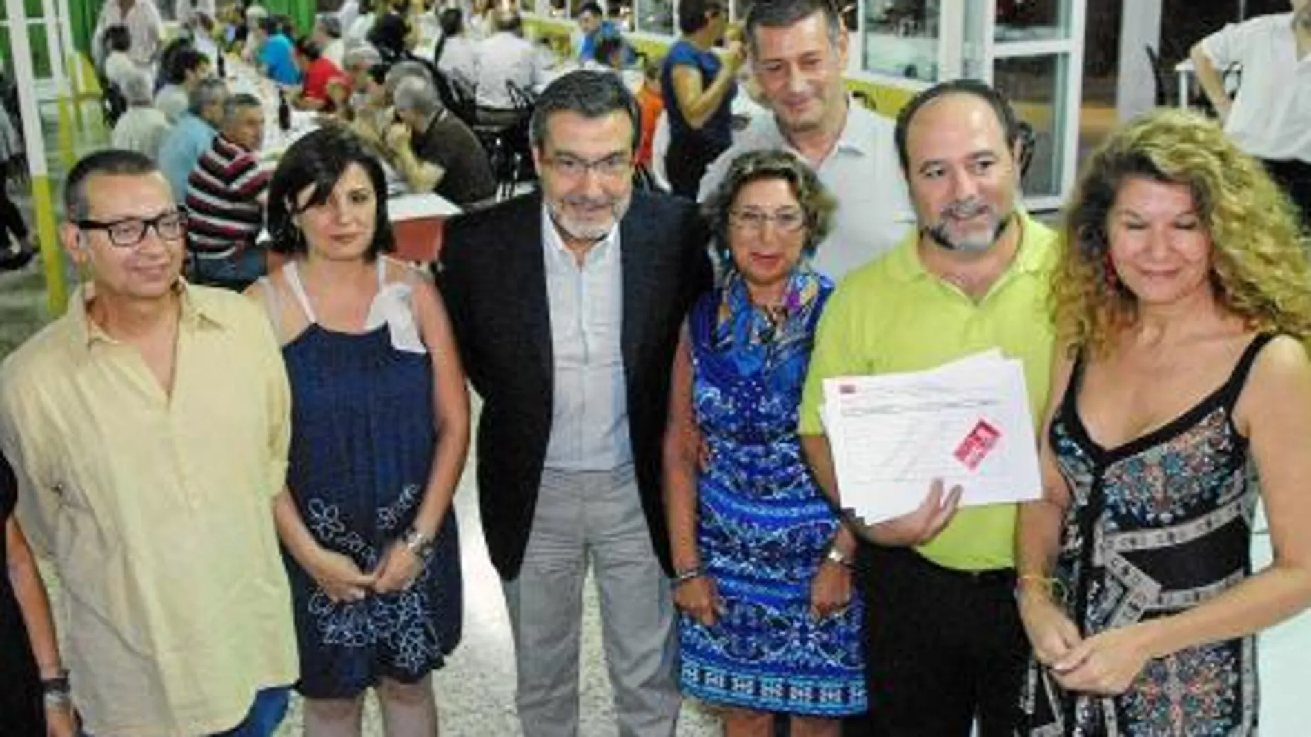 Asunción, con el alcalde de Silla,Francesc Baixauli, que muestra los avales