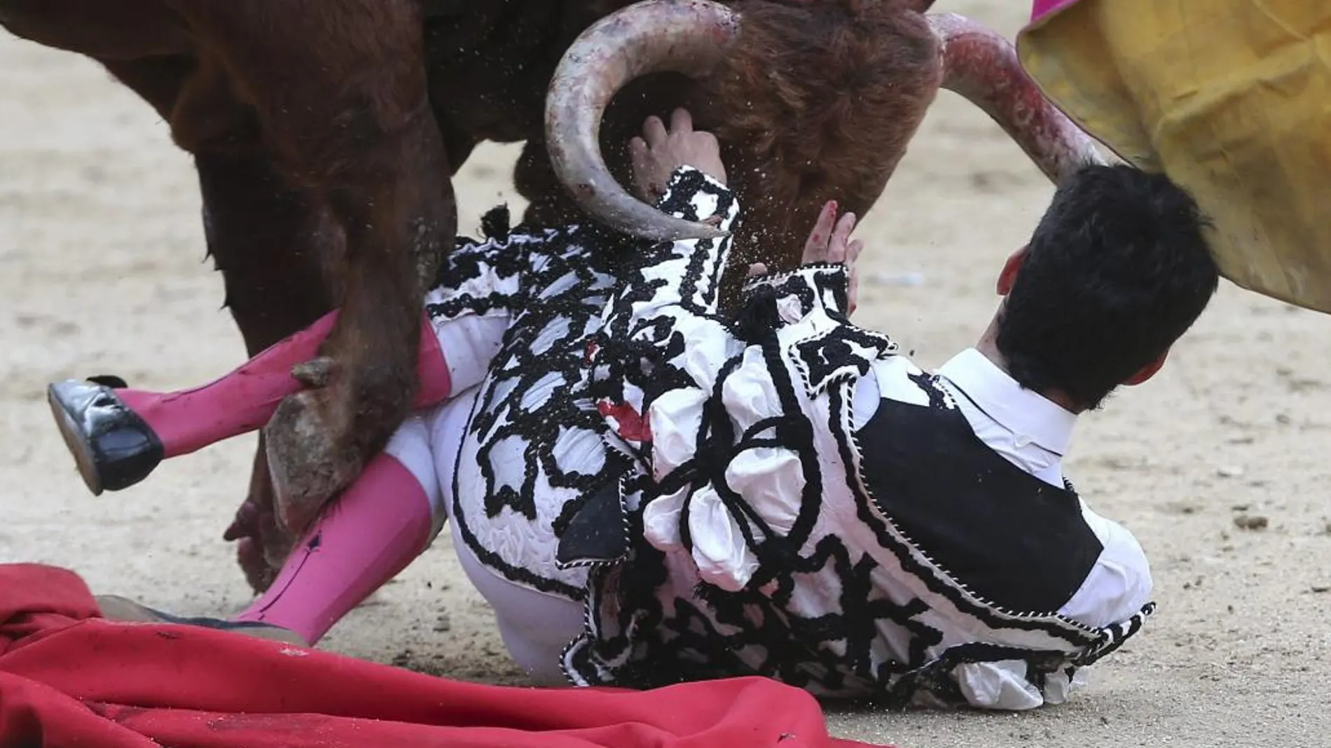 López Simón sufrió una cogida de su primer toro durante la tradicional corrida goyesca del 2 de mayo