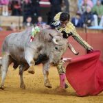 El diestro mexicano Joselito Adame remata la actuación de su segundo toro de la feria