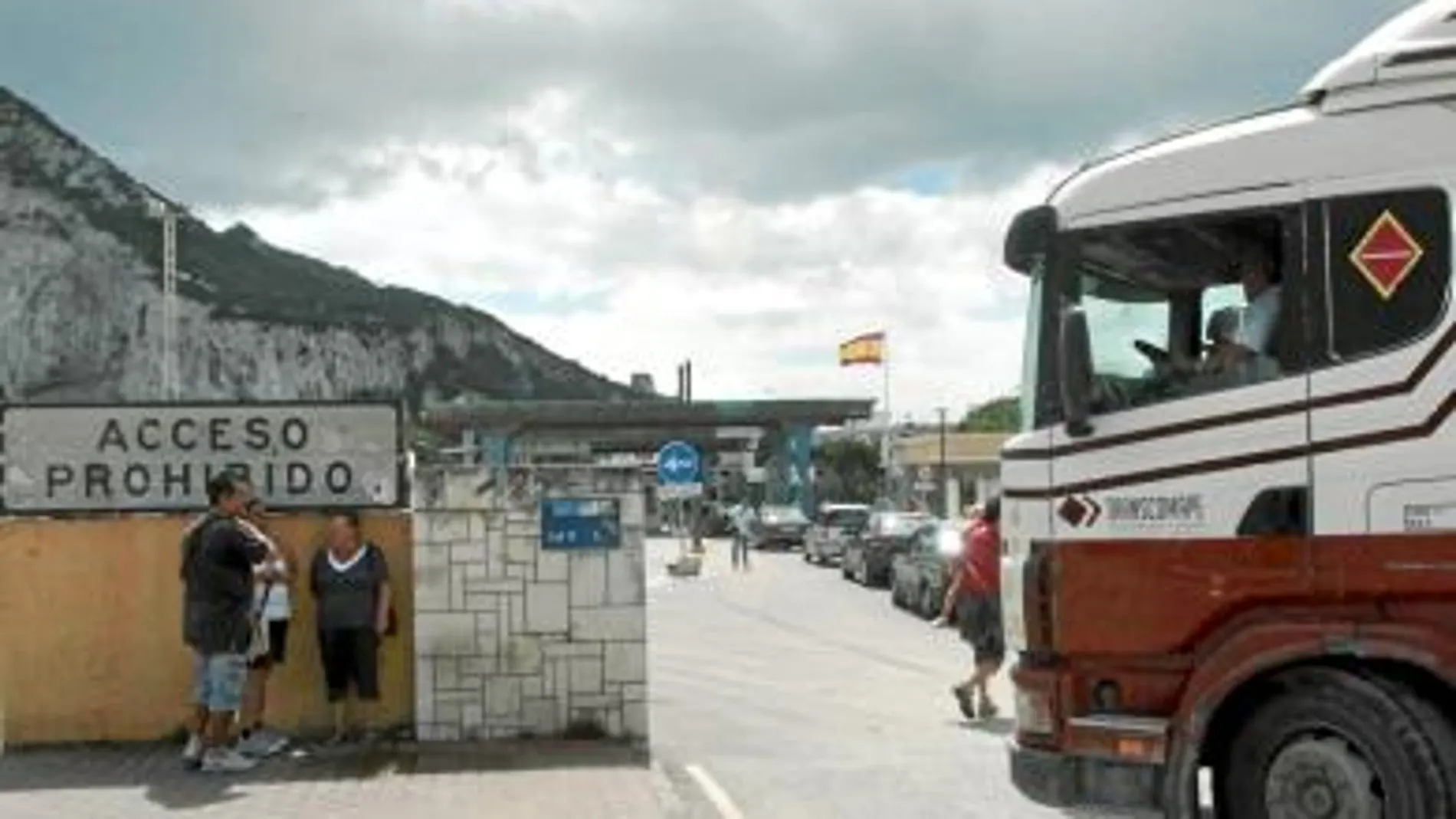 Un camión entra el lunes a la Verja por el mismo acceso que el de los coches.