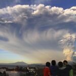 Varios niños observan la erupción del volcán desde Puerto Varas, Chile