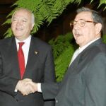 Moratinos saluda a Raúl Castro durante una de sus visitas a Cuba