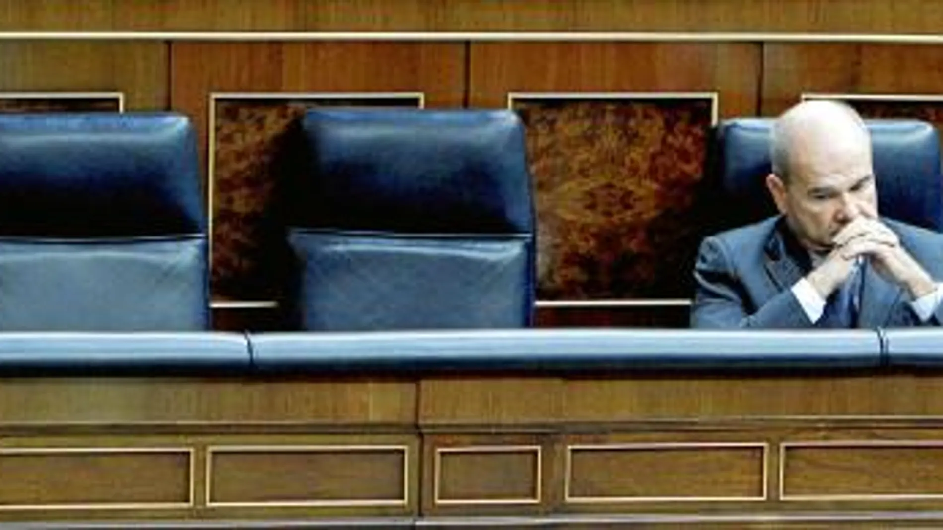 El presidente del PSOE, Manuel Chaves, criticó ayer en los pasillos del Congreso la decisión de su partido