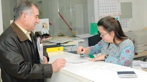 El Govern incumple la ley que obliga a emplear a un 2% de discapacitados