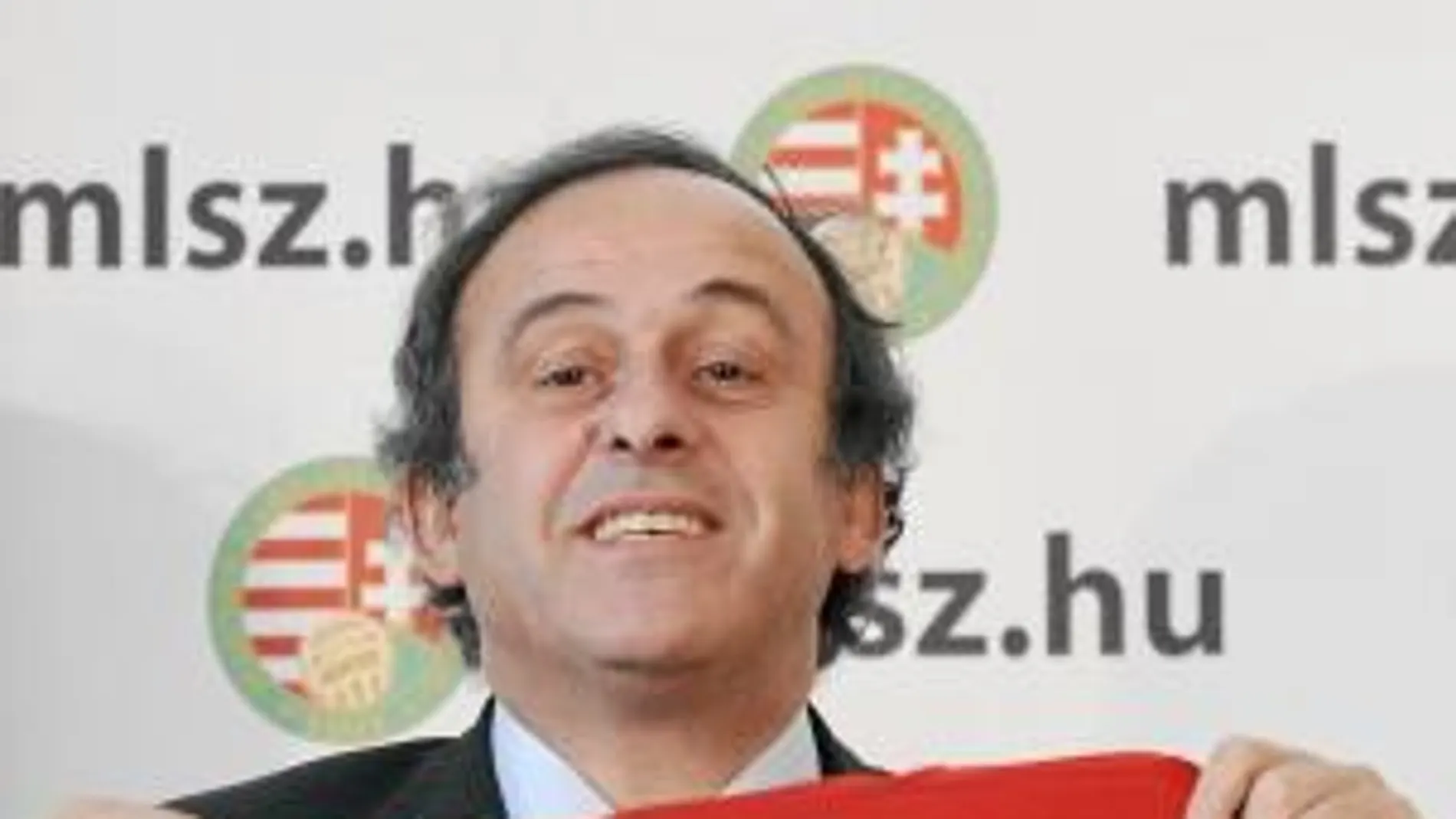 Platini, en la conferencia de prensa que dio ayer en Budapest, después de llamar «idiotas» a los jugadores franceses del pasado Mundial