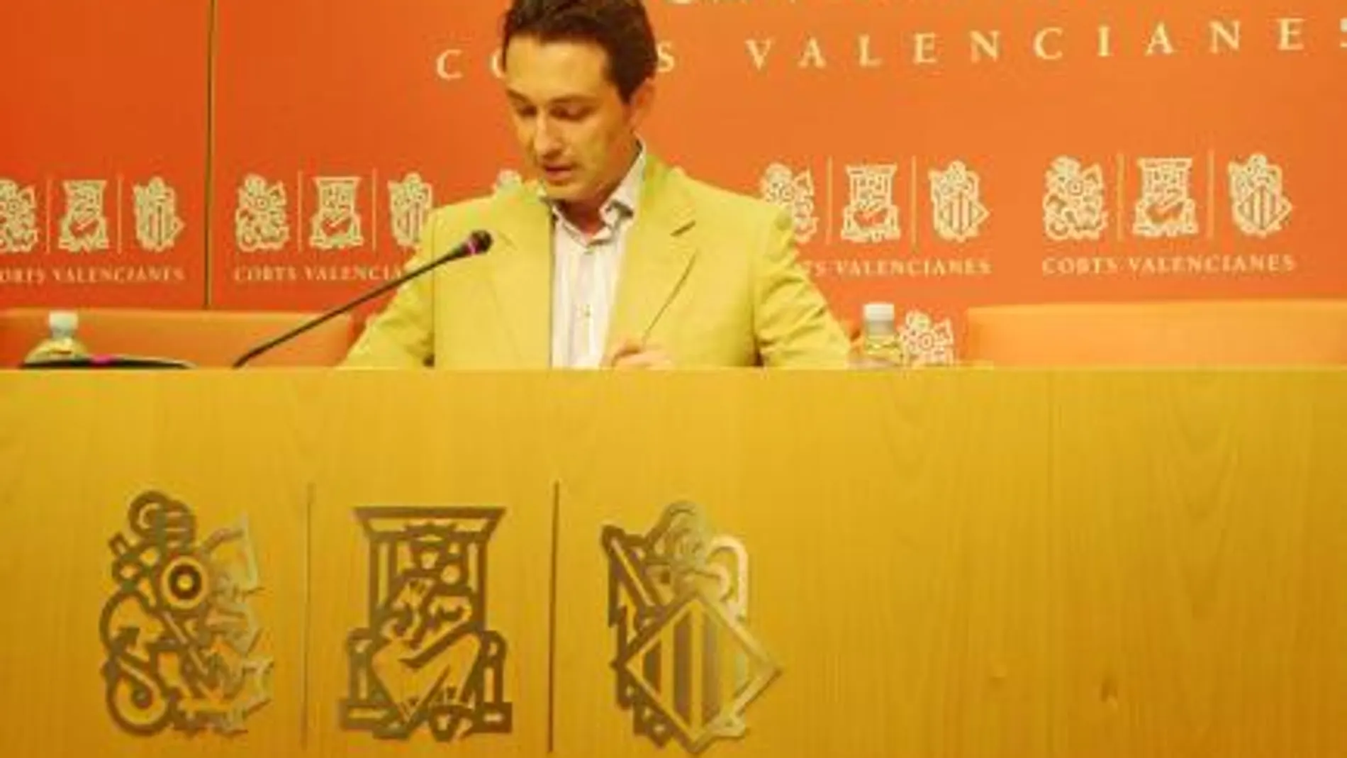 Vicente Betoret durante la rueda de prensa en Les Corts