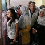 Varias personas esperando para votar en Diyarbakir (Turquía)
