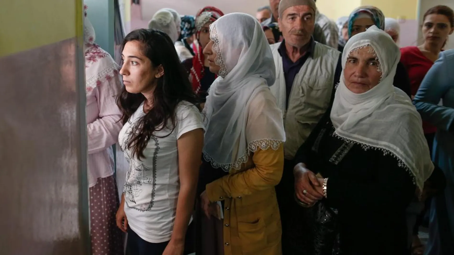 Varias personas esperando para votar en Diyarbakir (Turquía)