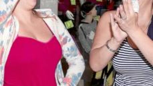 Dos de las agraciadas en Gran Canaria bailan de alegría