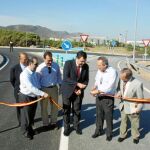 José Ballesta (centro) inaugura la glorieta, junto a algunos miembros del Ayuntamiento de Cartagena