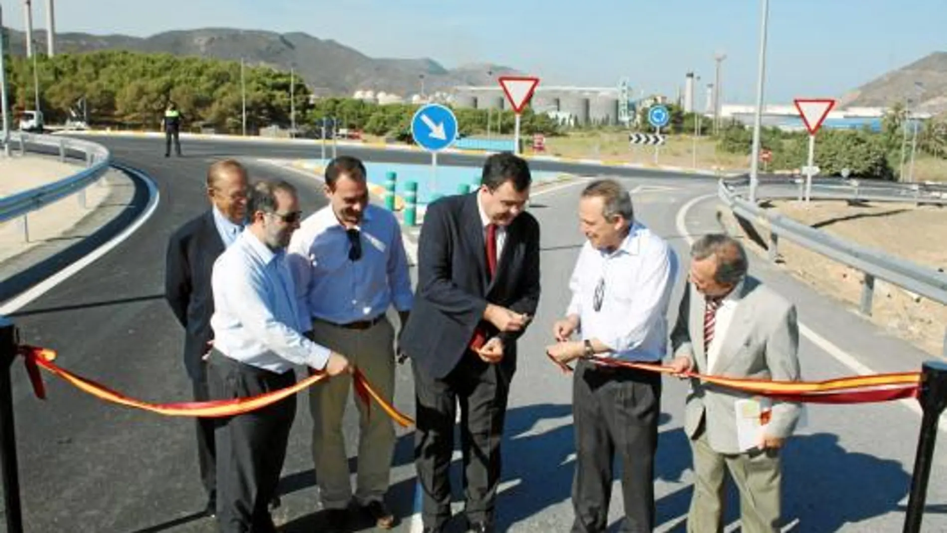 José Ballesta (centro) inaugura la glorieta, junto a algunos miembros del Ayuntamiento de Cartagena