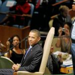Barack Obama sonríe sentado, tras dirigirse a la Asamblea General de la ONU, ayer en Nueva York