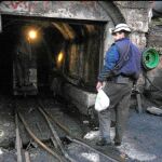Un minero se dirige a la entrada de la mina «La Escondida» en la localidad leonesa de Villablino