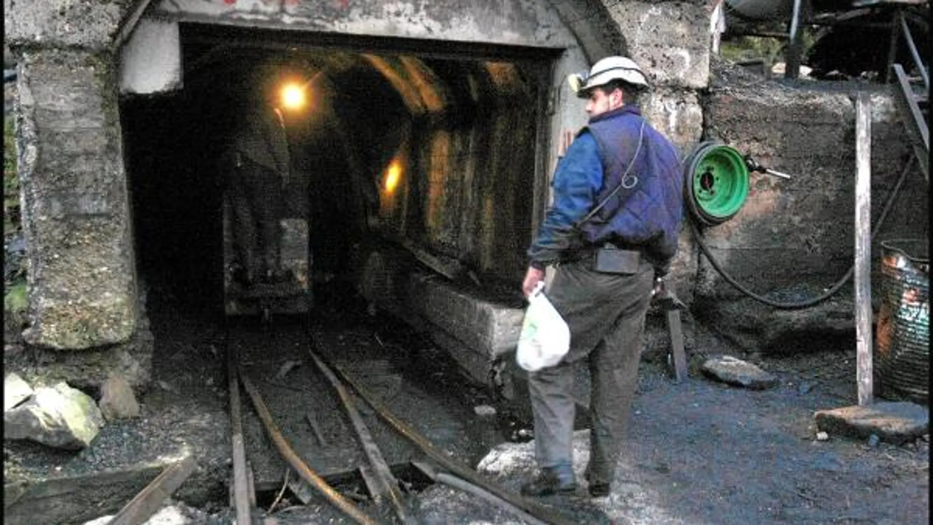 Un minero se dirige a la entrada de la mina «La Escondida» en la localidad leonesa de Villablino